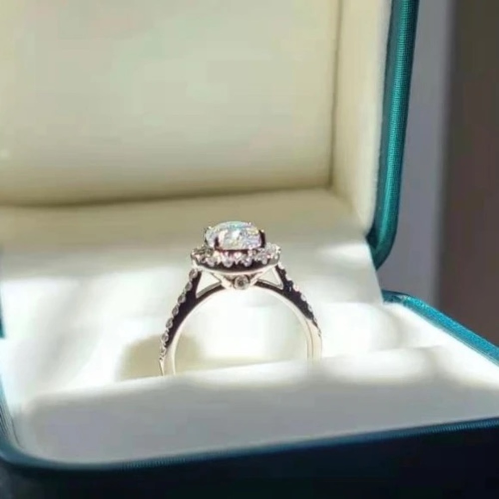 2c oval moissanite ring - Picture 3 of 12